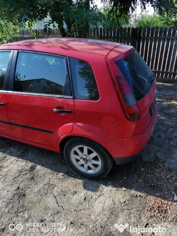 Dezmembrez ford fiesta benzina