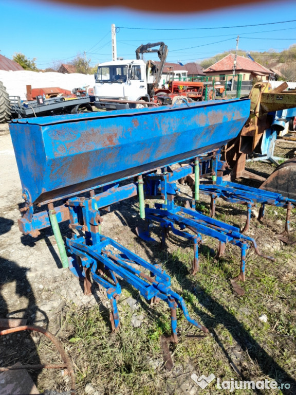 Cultivator prasitoare cu fertilizare