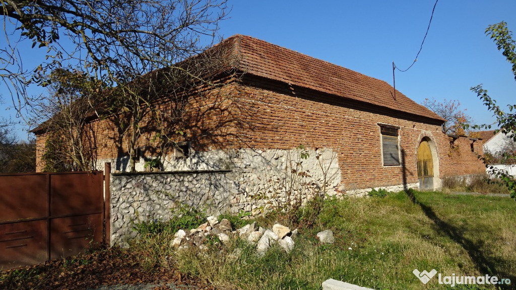 Casa cu teren mare in Caprioara - Savarsin