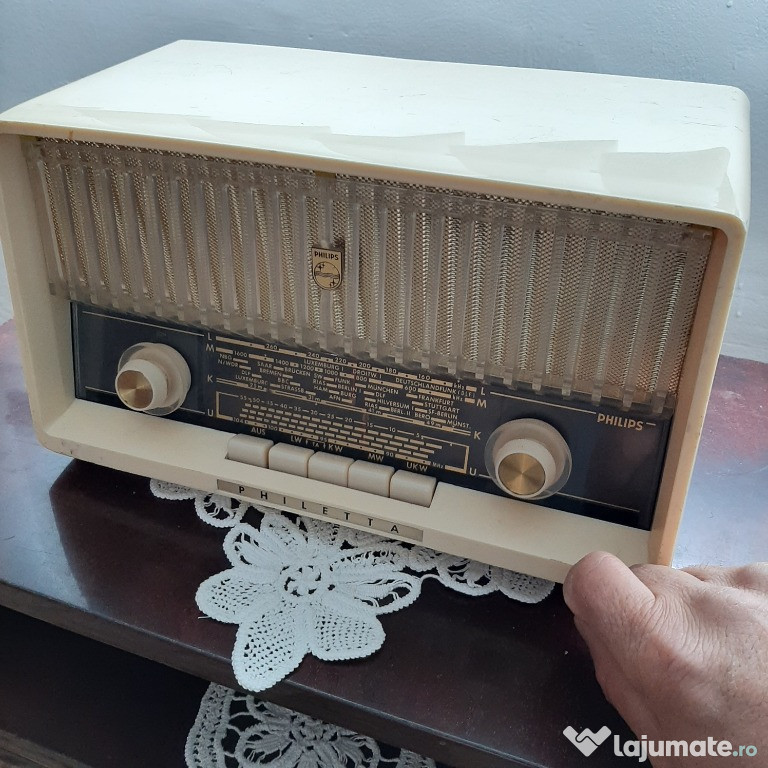 Radio vechi cu lămpi.