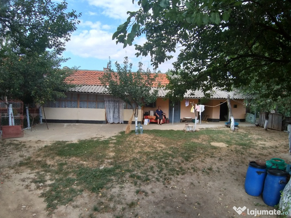 Casa cu apa curgatoare in fata curtii