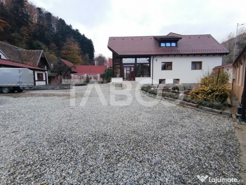 Conac de vanzare teren 5000 mp 2 garaje crama sauna Saliste