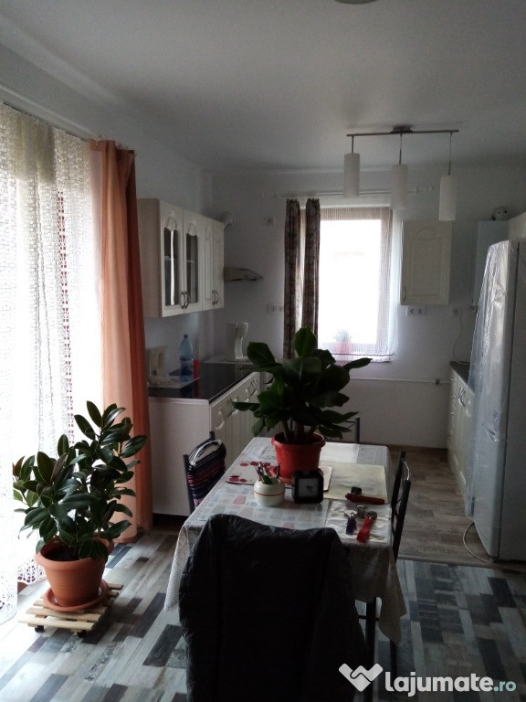 Inchiriez apartament 3 camere, 44 mp suprafata utila, in Sibiu