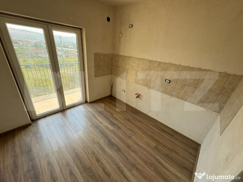 Apartament 3 camere, 80 mp, curte si garaj, Micro