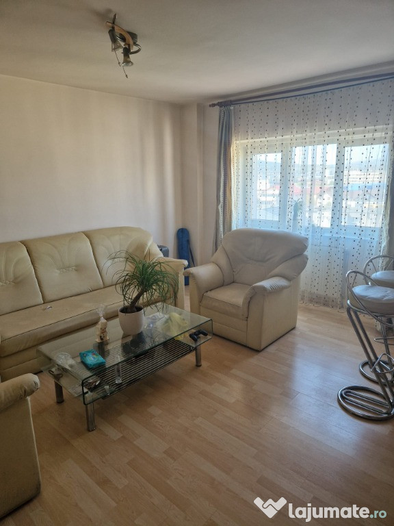 Dau în chirie o cameră dintr-un apartament