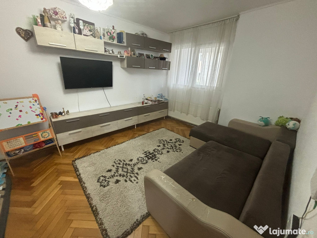 Apartament 3 camere, decomandat - zona Garii