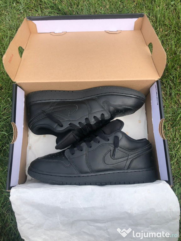 Vând Air jordan 1 low Triple black