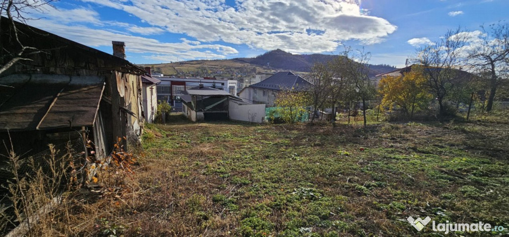 Casa la ROSU, in centrul Mun.Moinesti!