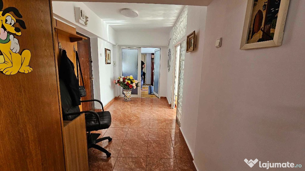 Apartament 3 camere INDEPENDENTEI