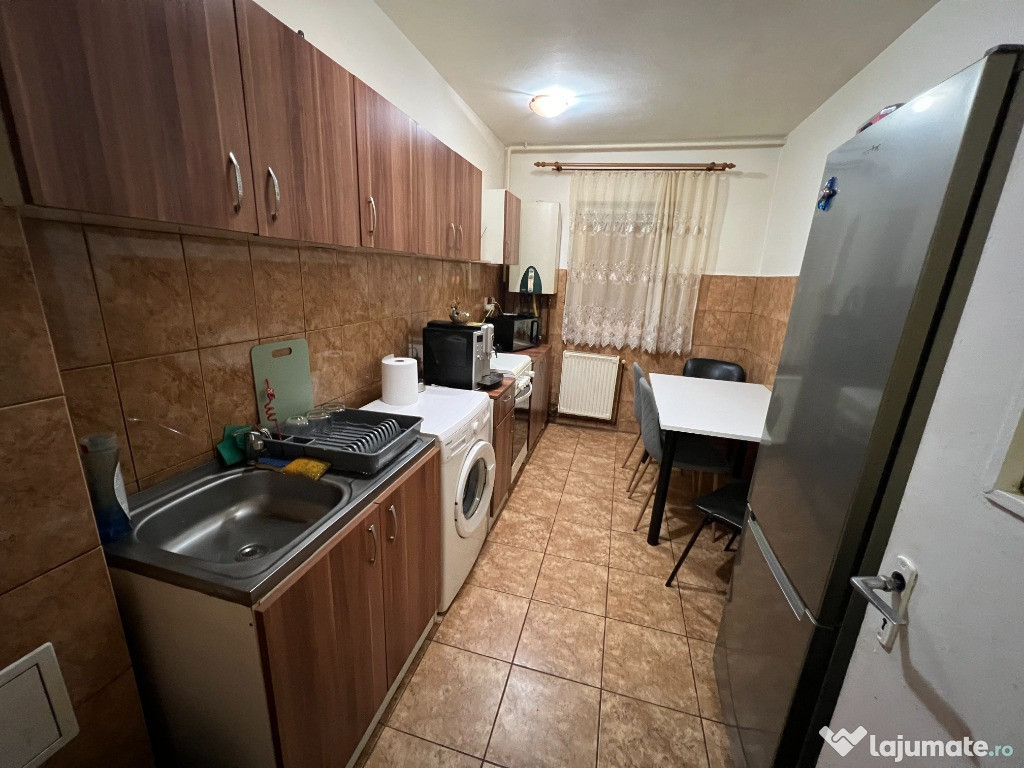 VAND apartament 3 camere decomandat,situat la parter,zona Vasile Aaron