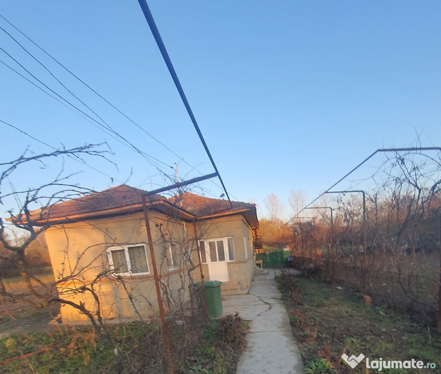 Casă situată în comuna Râfov, teren 5000 mp intravilan