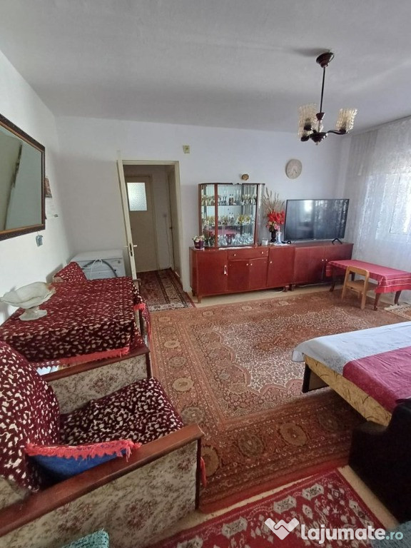 Vând apartament 3 camere, et 3, total suprafață 62.15 mp.