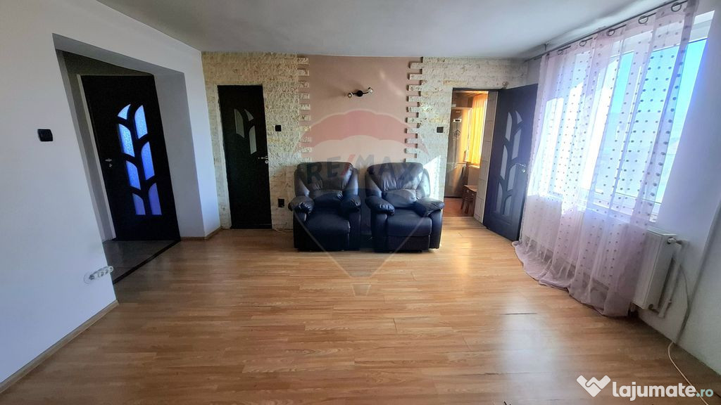 Apartament cu 4 camere de vânzare în Șimnicu de Sus