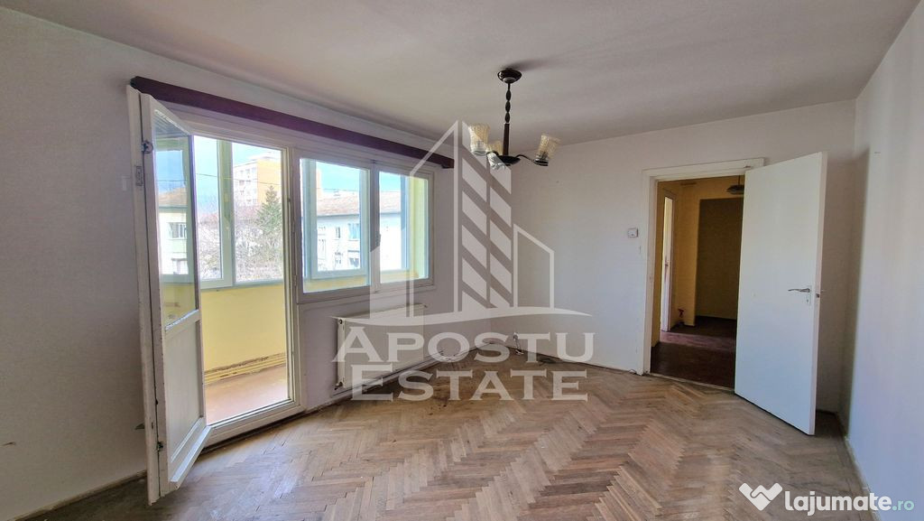 Apartament cu 3 camere, centrala proprie, zona Circumvala...