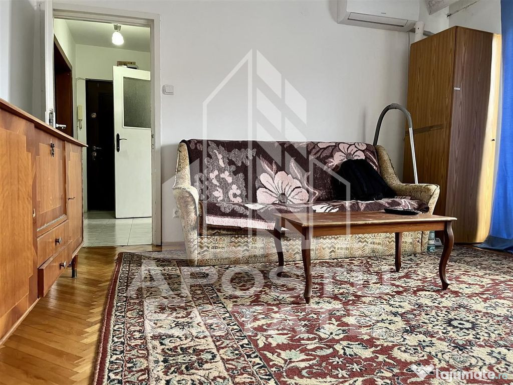 Apartament cu 3 camere, decomandat, zona Dambovita