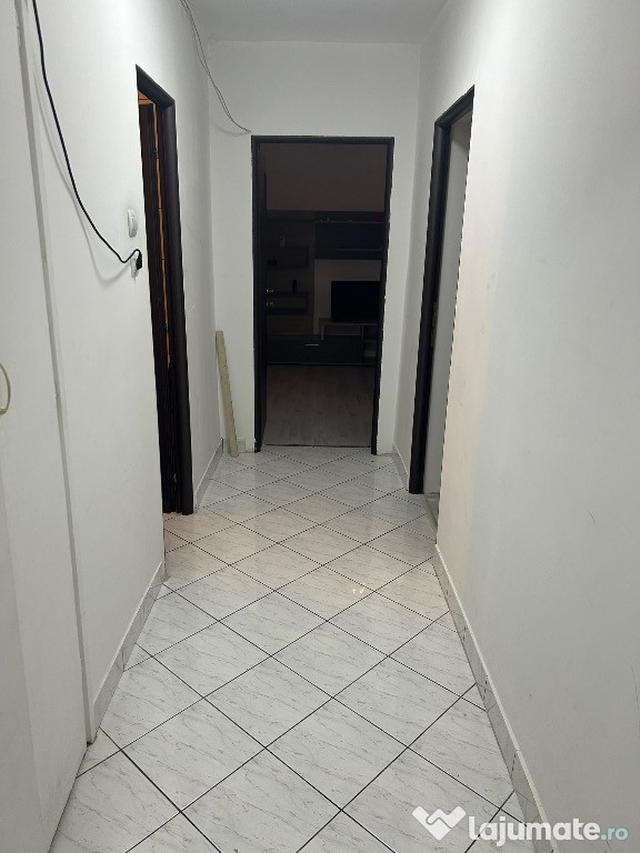 Închiriez apartament