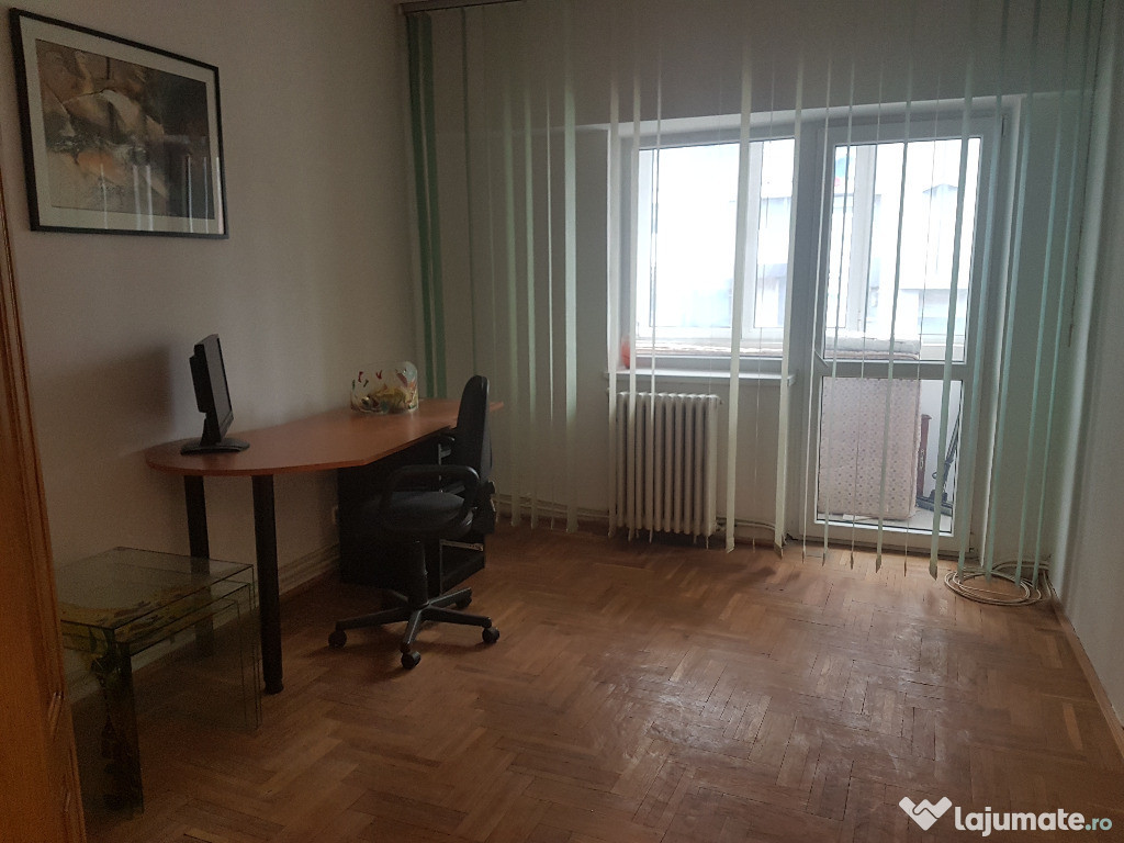 Apartament trei camere, decomandat, etaj unu, mobilat, ultracentral