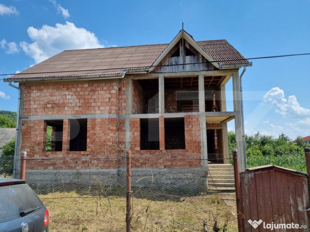 Casă la roșu de vânzare în Cășeiu – 250 mp utili și
