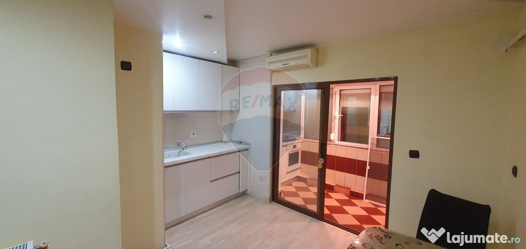 Apartament cu 3 camere de vânzare în zona Casa Sindicat...