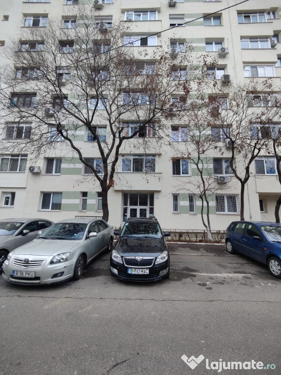 Vând apartament cu 4 camere, zona Tei