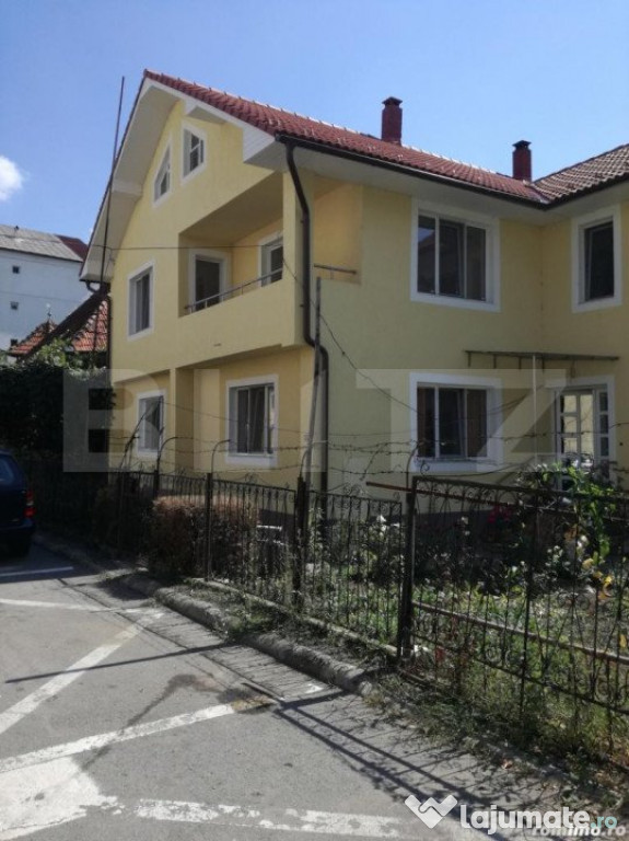 Casa de vanzare, cu 7 camere, 390 mp - Versatilă și Centra