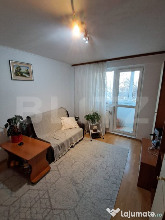 Vanzare apartament 3 camere ,48 mp situat intre 2 statii de