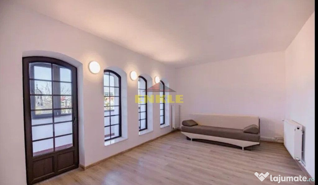 De vânzare apartament cu 4 camere decomandat, zona Bulevard