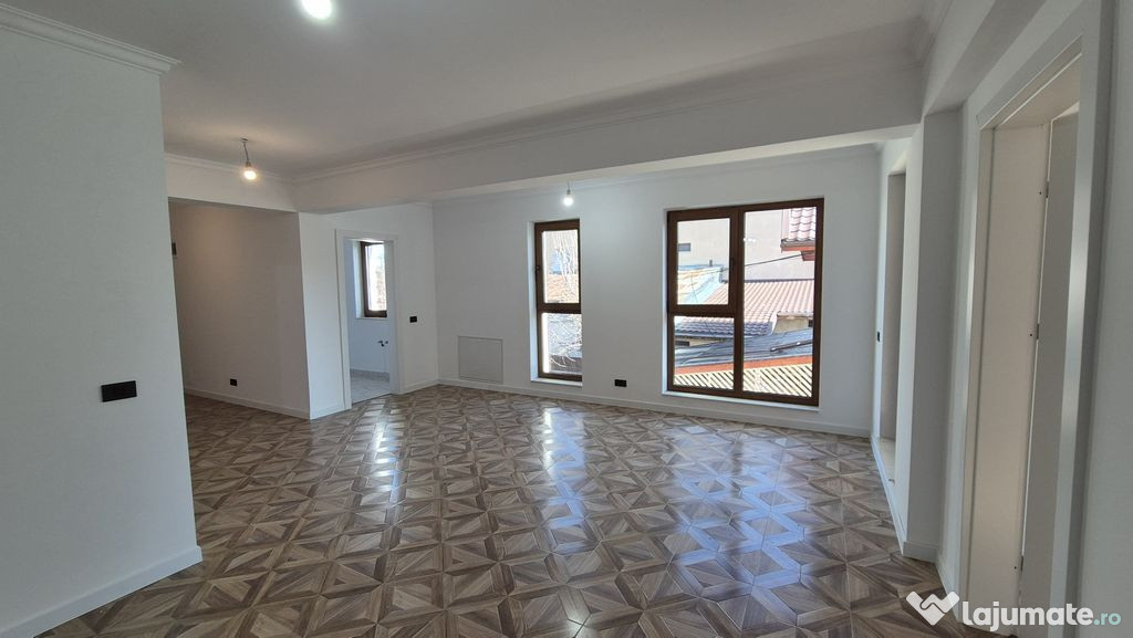 Apartament cu 3 camere, curte 2 locuri parcare, Parc Bazi...