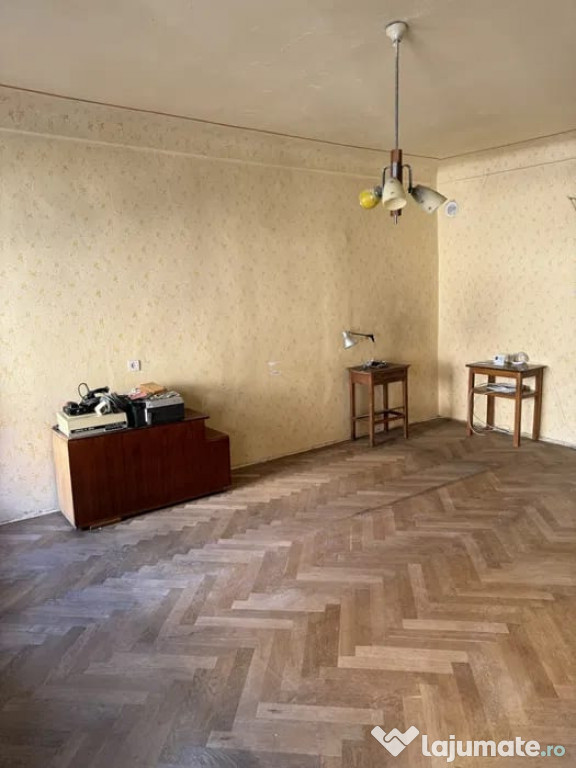 Apartament cu 3 camere, decomandat - zona Centru Istoric