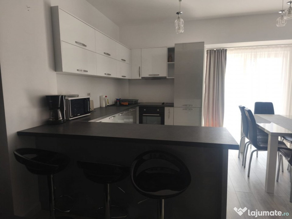 Apartament 4 camere de inchiriat, 100mp, etaj 3, centru Rada