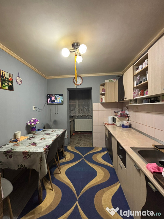 Vând apartament cu 2 camere în zona gării