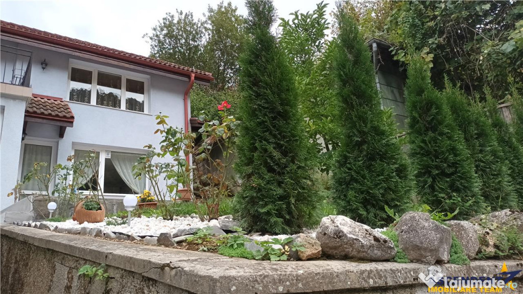 Tur LIVE! Resedinta distincta,in peisagistica montana,Cetate
