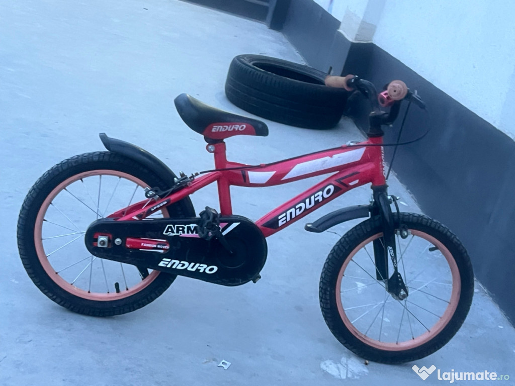 O bicicleta puțin riots