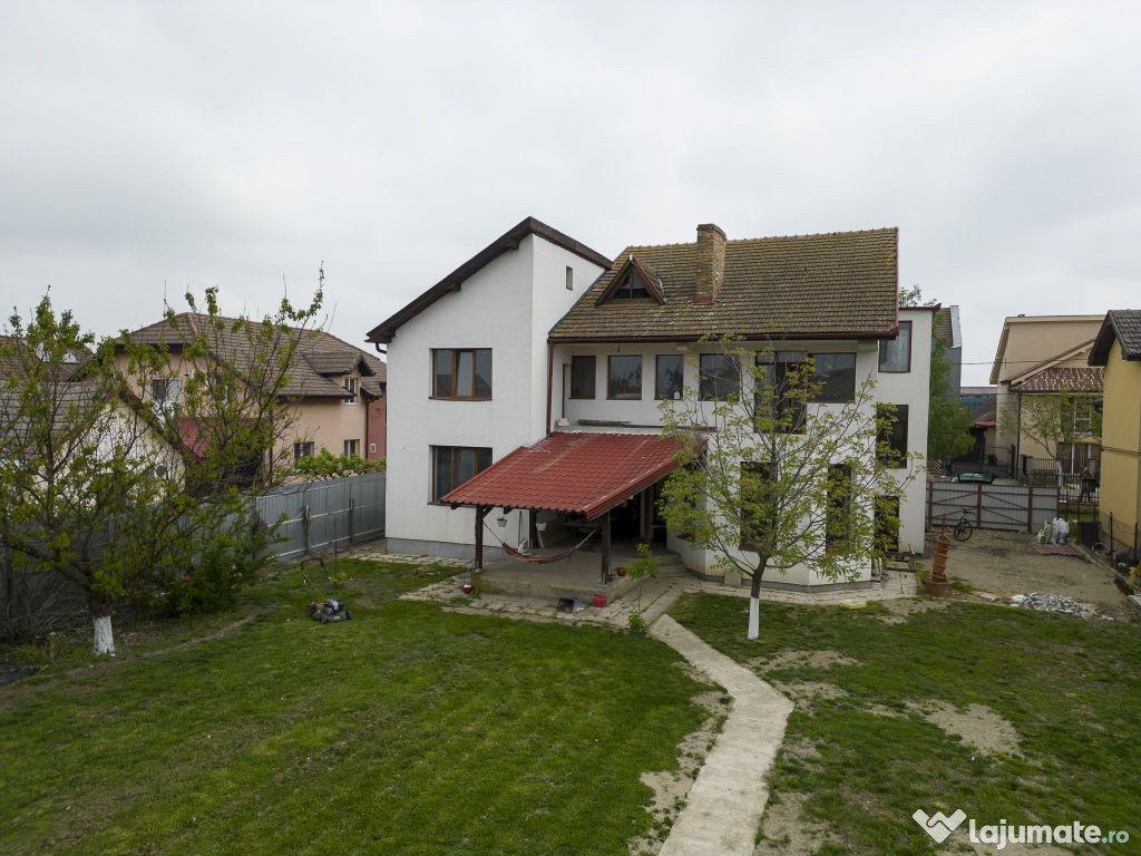 Vilă cu 8 camere în Săcălaz, zonă Centrală