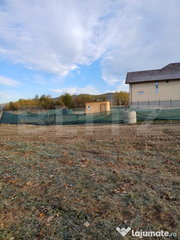 Teren intravilan, de vanzare, 730 mp, zona Viforata
