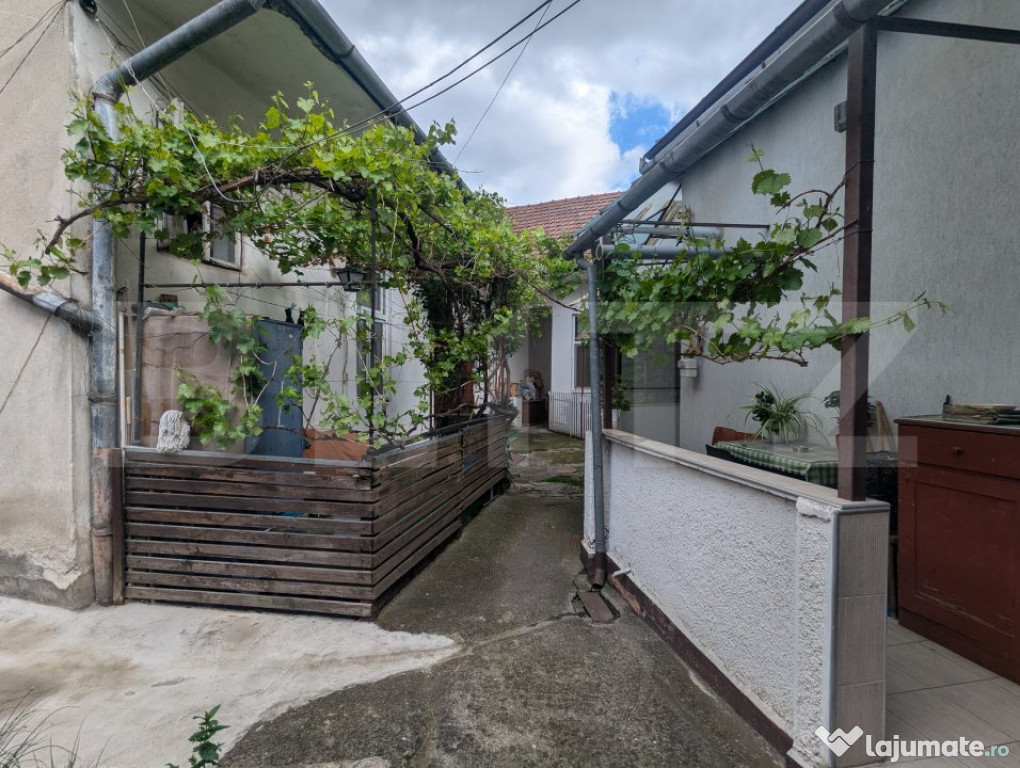 Casa situata in curte comuna, 3 camere, 66 mp, zona semicent
