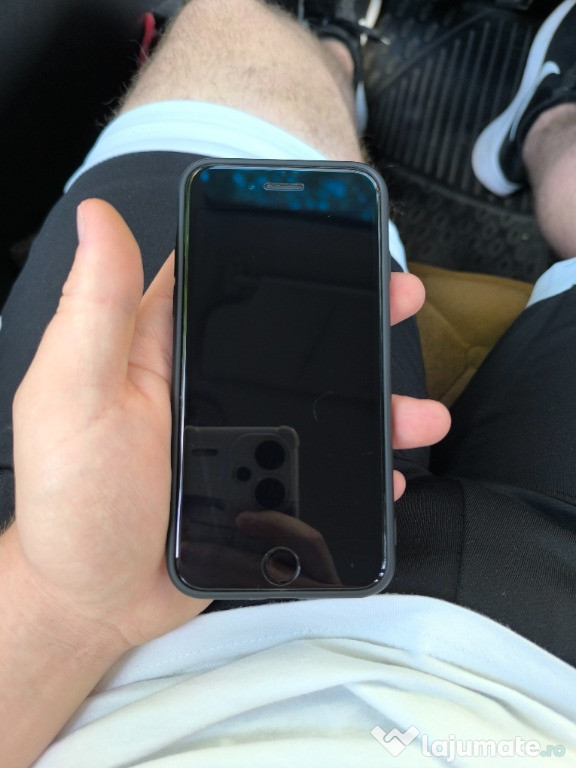 Vând iPhone SE 2 (2020)