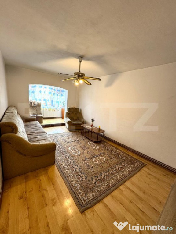 Apartament 4 camere, Decomandat, etaj 1 de vanzare