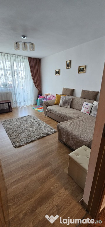 Vand apartament cu 2 camere decomandat
