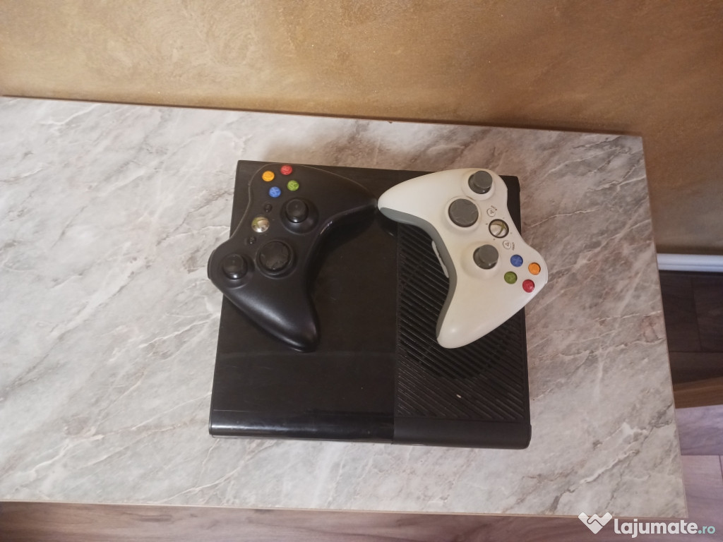 Vând Xbox 360 2 controller+jocuri