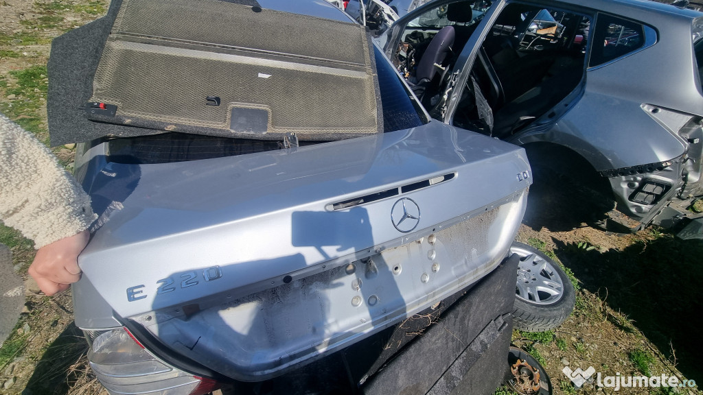 Hayon Mercedes E 220 2004