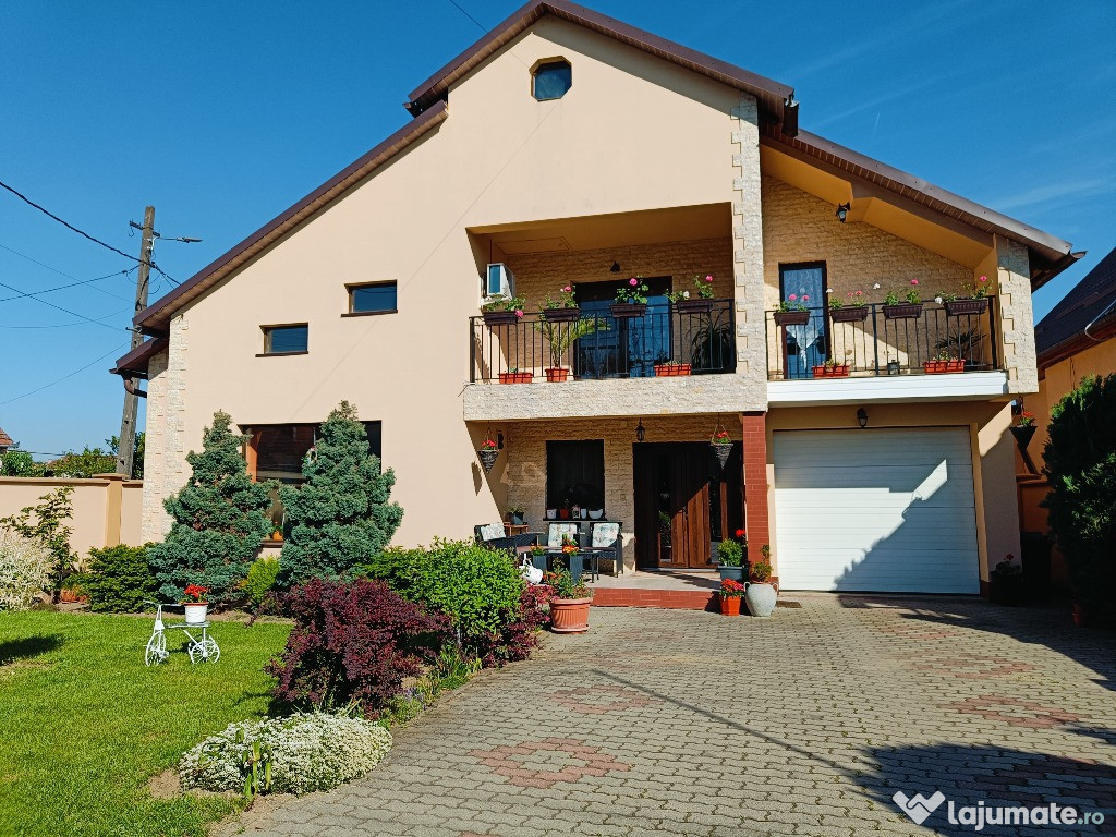 Casă modernă cu 4 camere, garaj și mansardă, de vânzare în Lipova