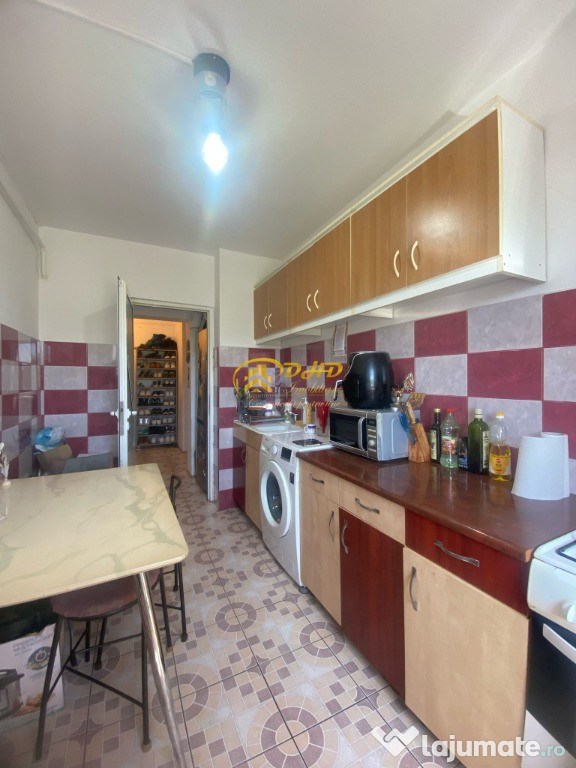 Doua camere Dacia,decomandat,etaj intermediar