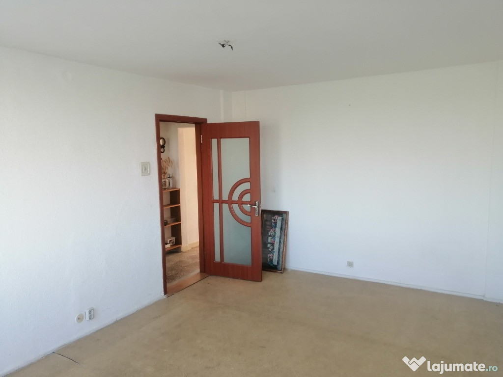 Vând sau schimb ap. 3 camere, decomandat, str. București