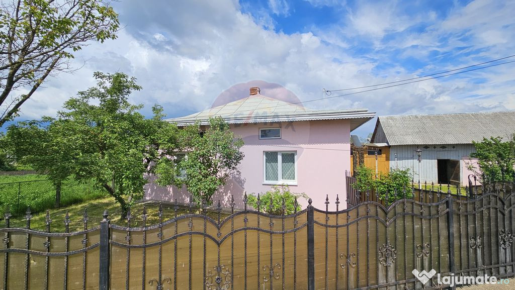Casă cu 3 camere, teren intravilan de 1300mp în Ipoteș...