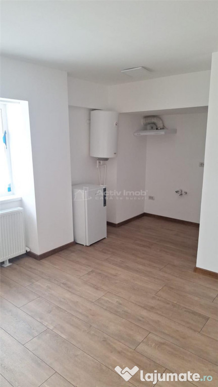 Camera renovata total 21 mp in bloc apartamente