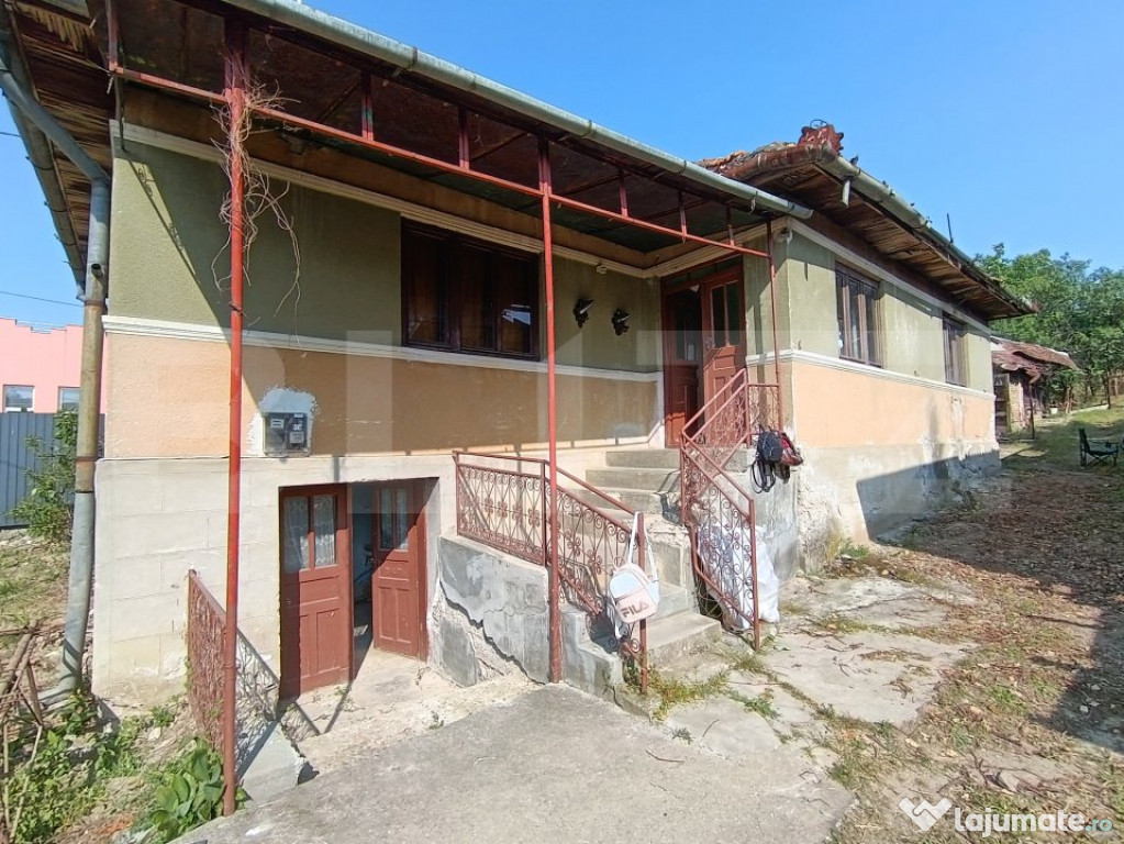 Casa cu 2 camere,baie, bucatarie,anexe.pivniță teren 3350