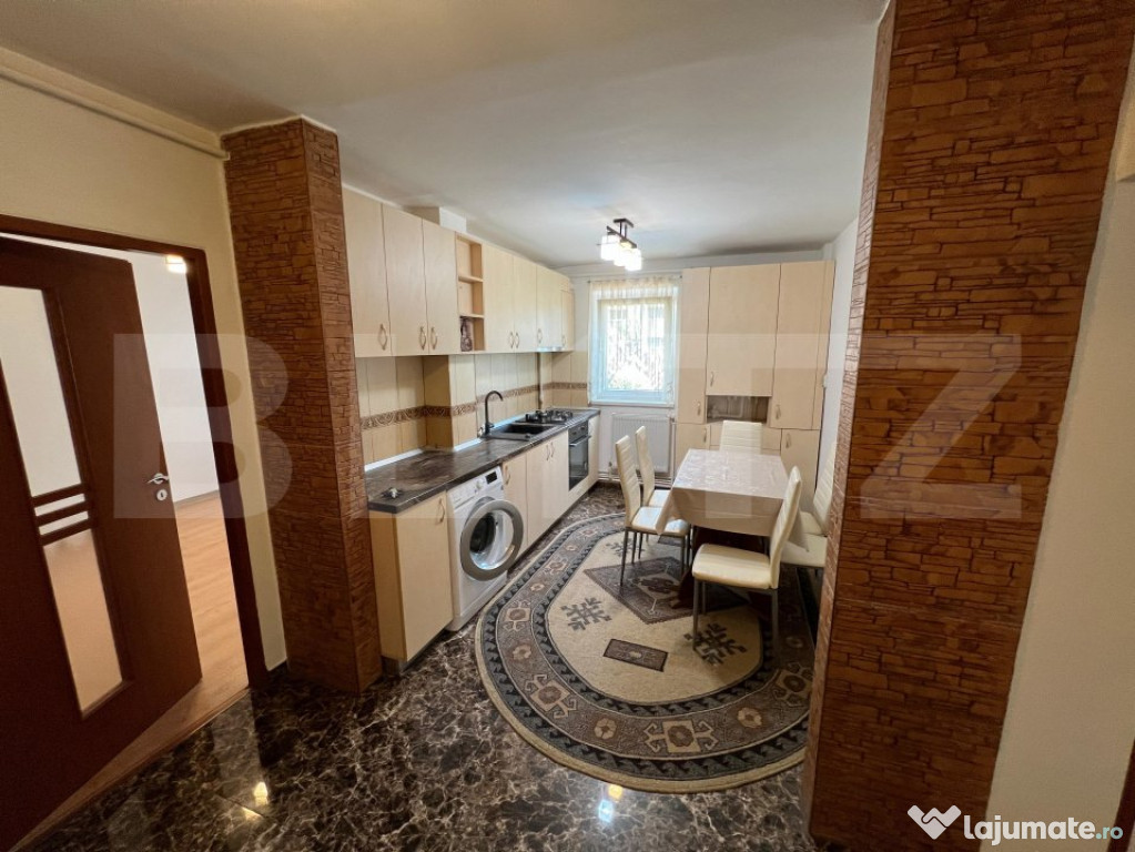 Apartament cu 3 camere, decomandat Cetate