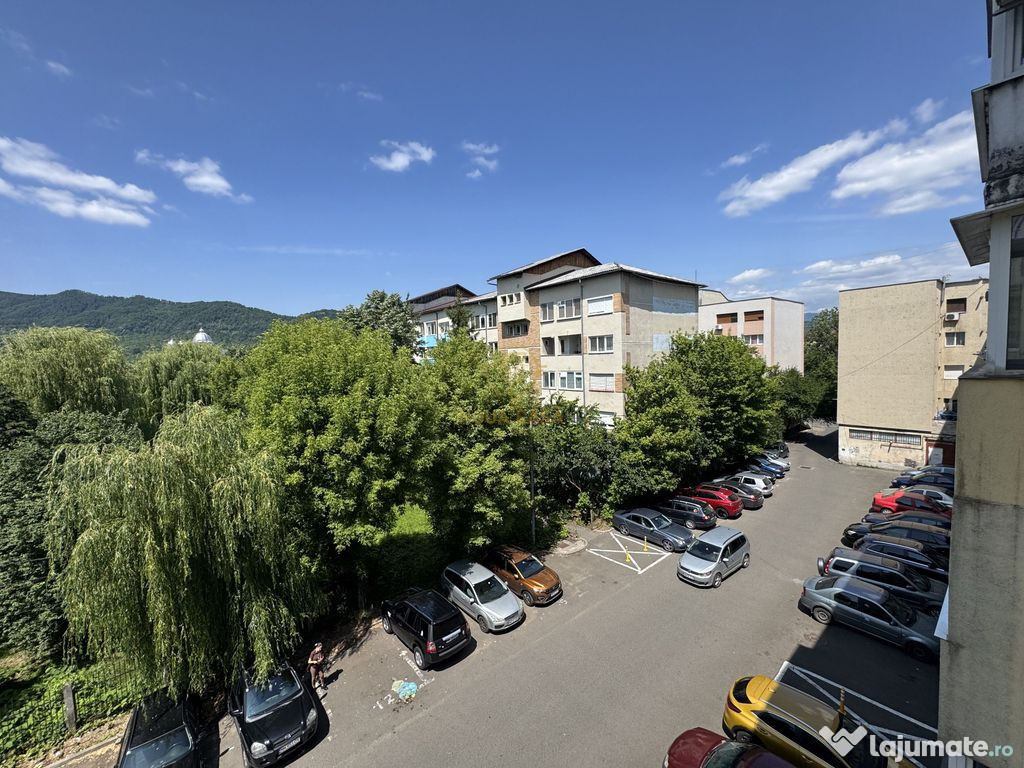 De vanzare Apartament 3 camere Bulevardul Bucurestii zona...