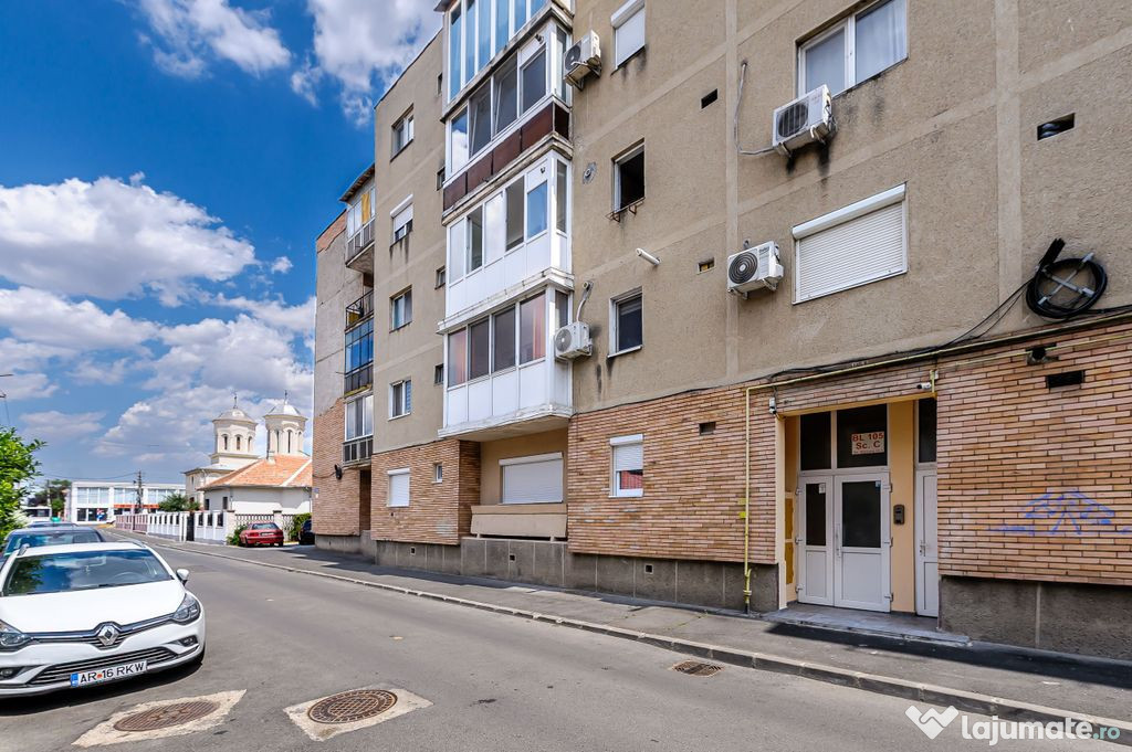 Apartament cu 2 camere, Etaj ideal, aproape de tot. Mical...